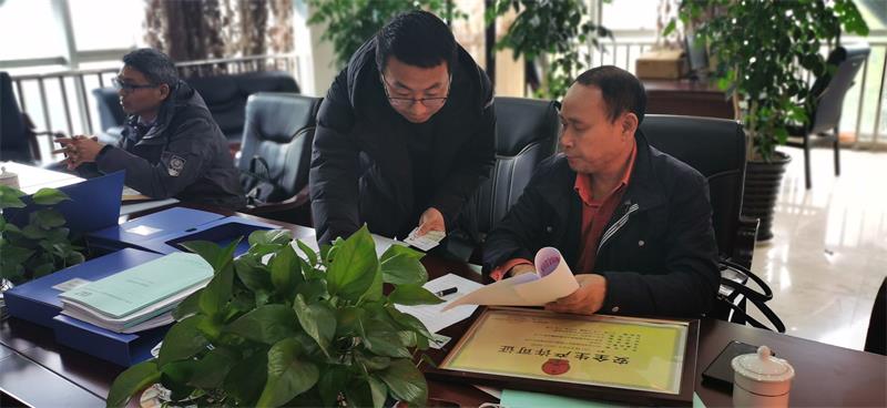 贾宏福（中）为应急厅部门领导解答资料1`.jpg