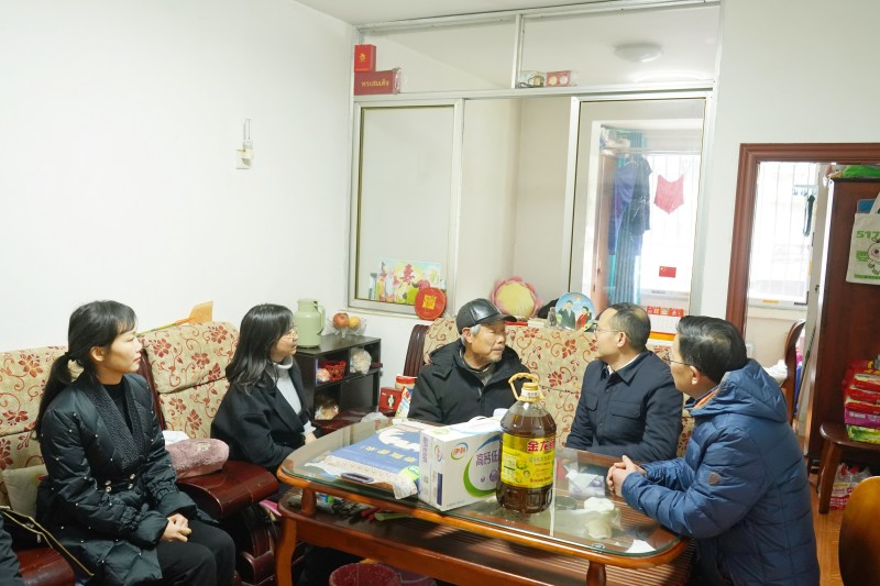 慰问困难党员.jpg